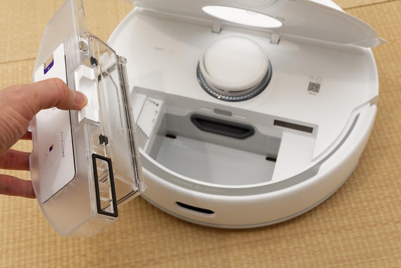 ゴミが溜まったらダストボックスを取り出して中身を捨てるだけ