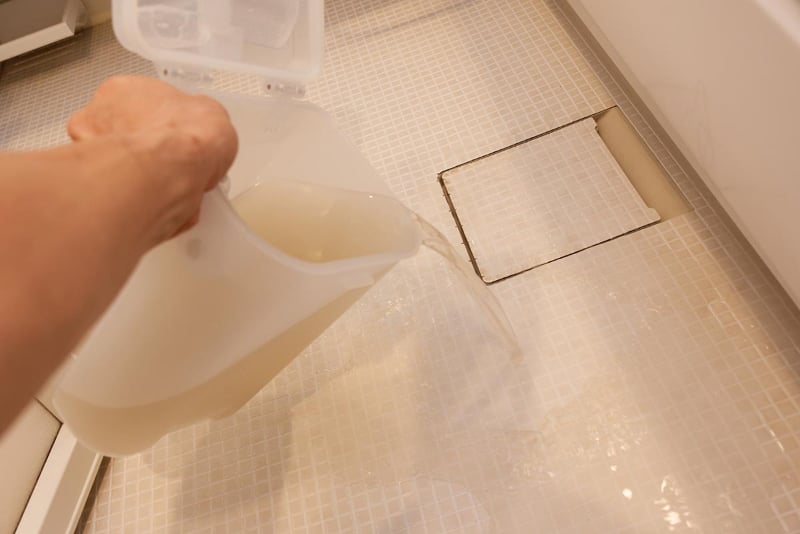 洗浄後の汚れた水は、排水タンクを取り出して中身を捨てるだけ。口も広く、洗いやすい