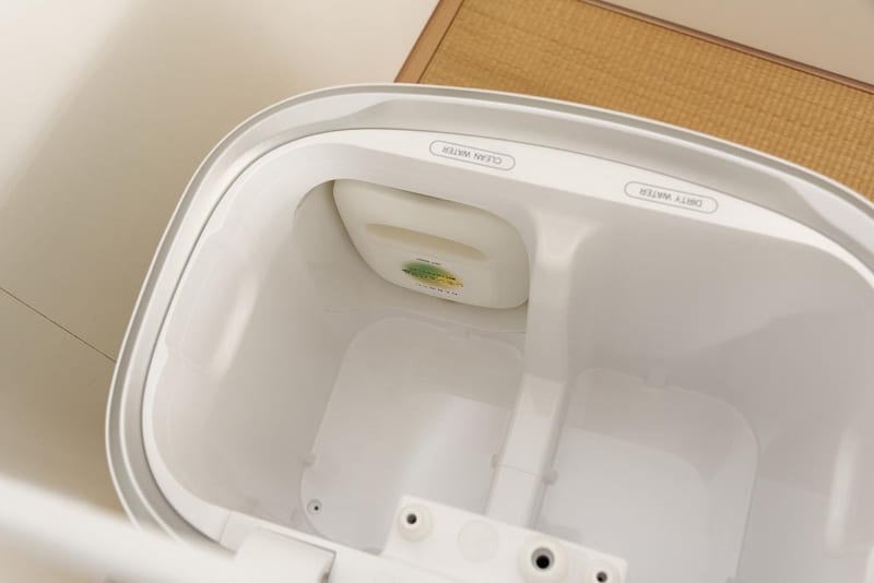 ベースステーションに装着しておけば、モップをきれいに洗浄してくれる