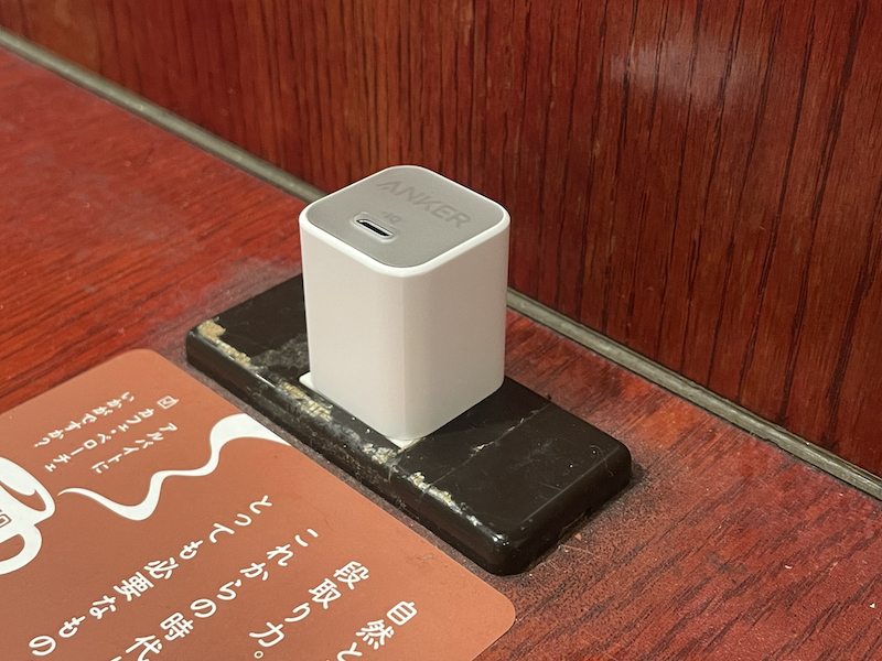 カフェチェーンのACコンセント