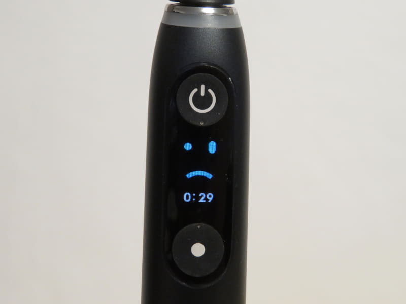 ブラウンの電動歯ブラシ「オーラルB iO8」の液晶画面には顔が表示される