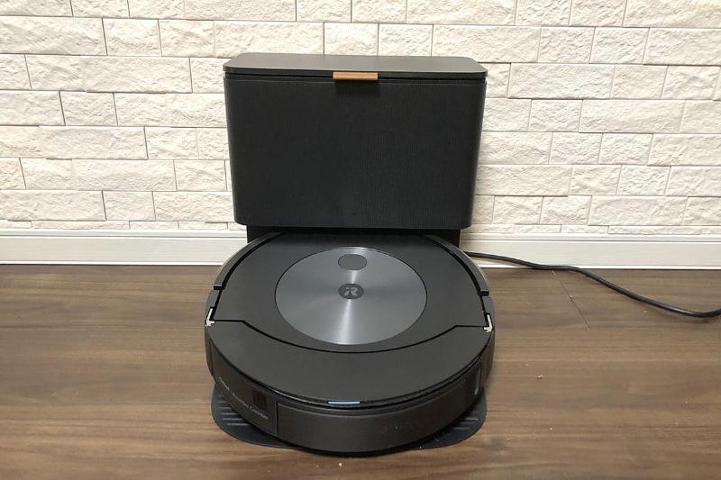 ボックスの中に収まっているような一体感がいいですね。フタについた皮革調のタグにも高級感があります