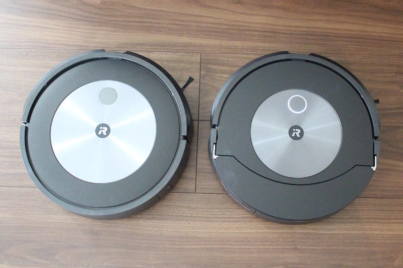 最初は同じように見えたルンバ j7(左)とルンバ コンボ j7+(右)の本体。並べてみると、メタリック部分の大きさが違いました