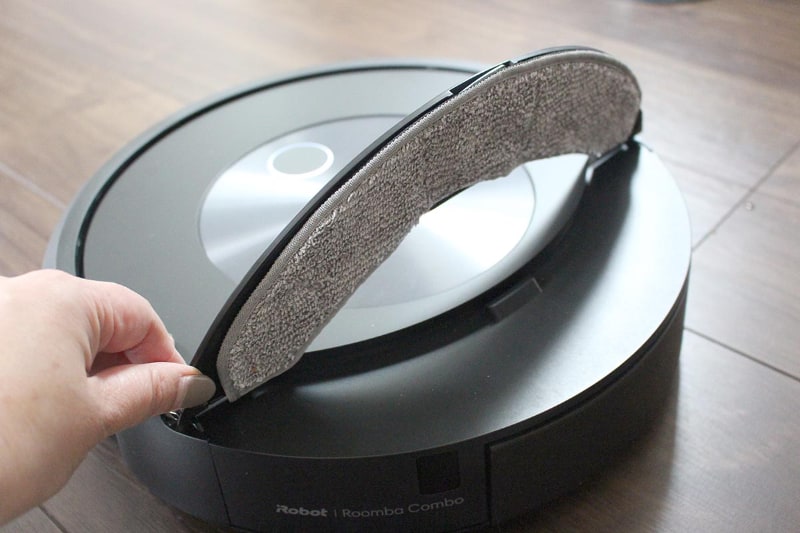 手前が開き、モップが取り付けられるようになっています