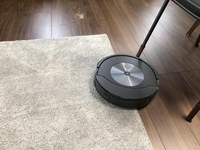 カーペットに乗る前にすでに、モップは天面に格納しています