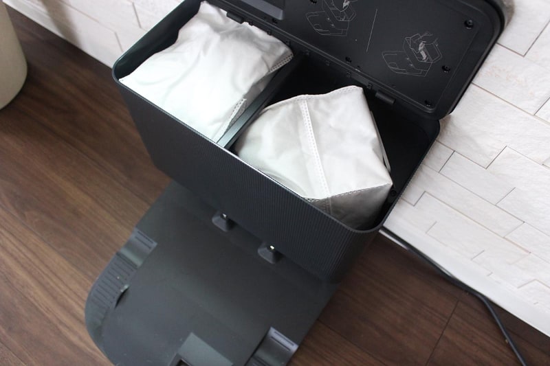 ルンバが帰還すると、ダスト容器内のゴミは、右側の紙パックに吸引されます。いっぱいになったら紙パックごと捨てるだけ。その頻度も1年に1回程度です