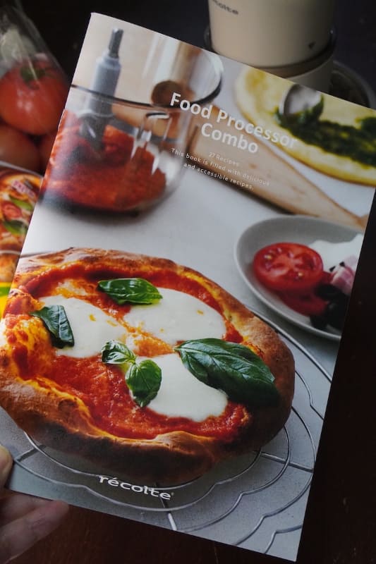 専用レシピブック。使い方の解説とともに27種類のレシピが掲載されている