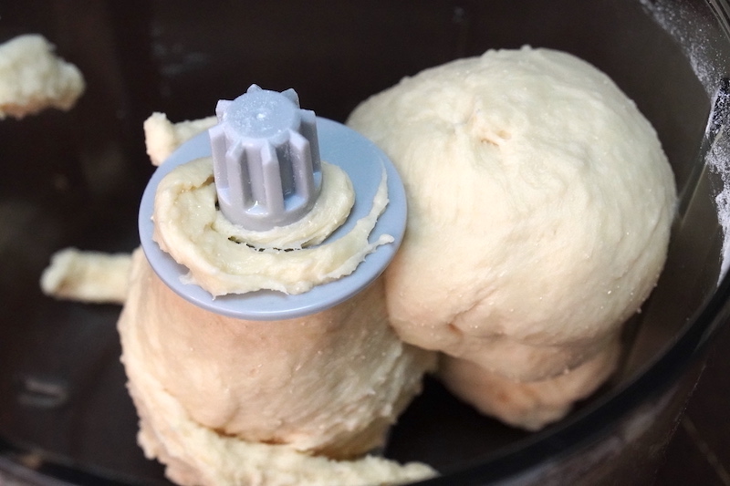 すると、みるみるうちに塊の生地になっていく