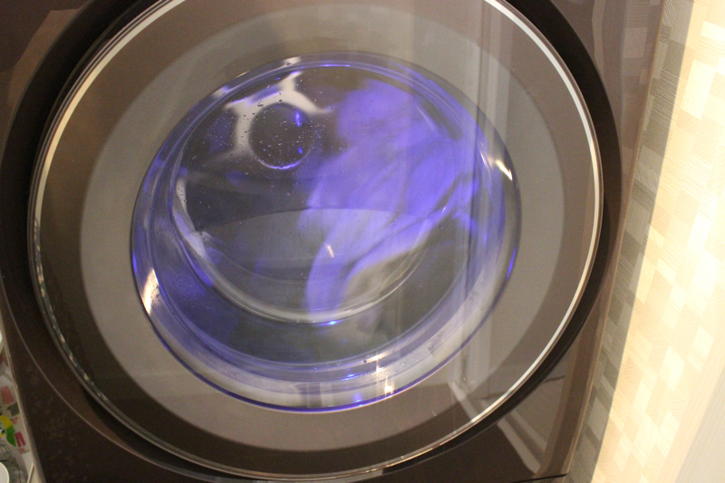 洗わずに、UV照射と温風で除菌やウイルス抑制をしてくれる機能も搭載