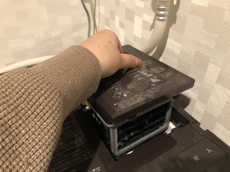 乾燥フィルターは洗濯機の天面に設置されています
