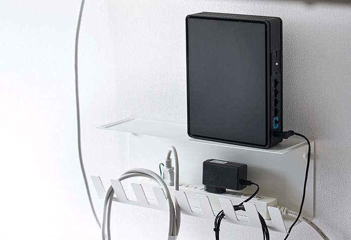 付属の石膏ボードピンや木ネジなどで、壁にも取り付けられる