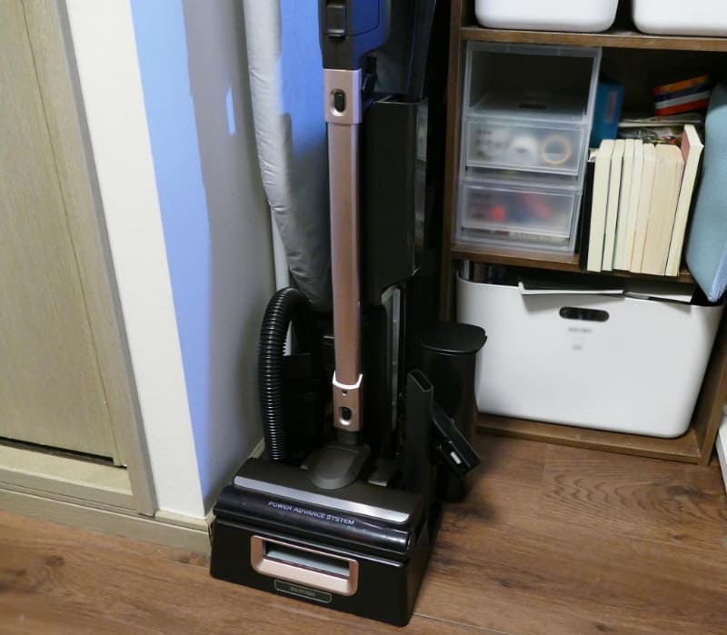 部屋に掃除機置き場ができるので、掃除したいときにサッと掃除機を手に取れます。スタンドの設置面積はA4サイズより少し大きい程度です