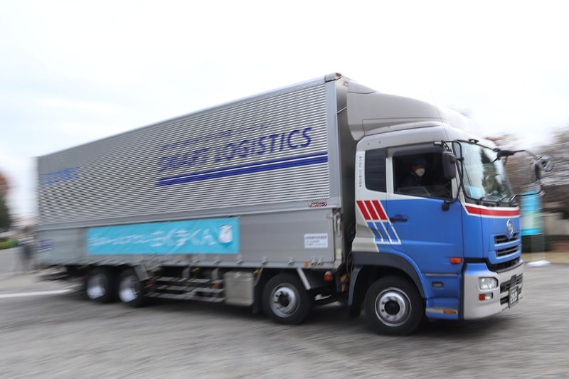 栃木事業所を出発した3台のトラック。年末商戦に向けて出発!