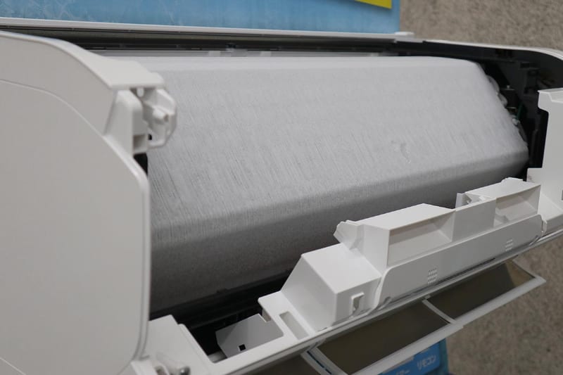 日立独自の凍結洗浄。室内機の熱交換器をマイナス15℃まで冷やし部屋の水分を凍結させ、一気に熱交換器を温め水にすることで汚れを流す。この工程の前には熱交換機を56℃まで加熱し油分を流す