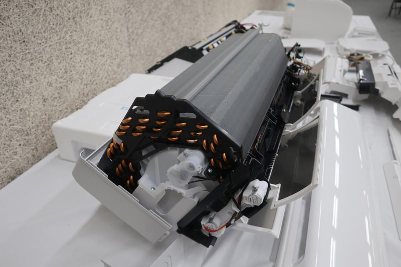 3枚に分かれた上部フラップと1枚の下部フラップ内側には、銅合金の金属が貼られてカビ発生を抑止している。従来までは安いステンレスが使われていたが、高価な銅合金を使うことで抗菌作用が24倍速くなった