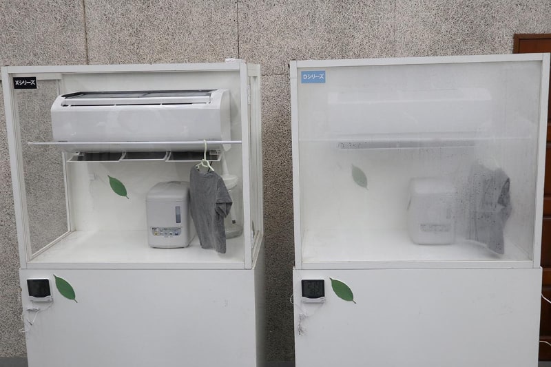 左側が「カラッと除湿」で湿度と室温をコントロールできるので結露しない。右が現在主流の弱冷房除湿で長時間使うと室温が下がってしまうので結露しやすい