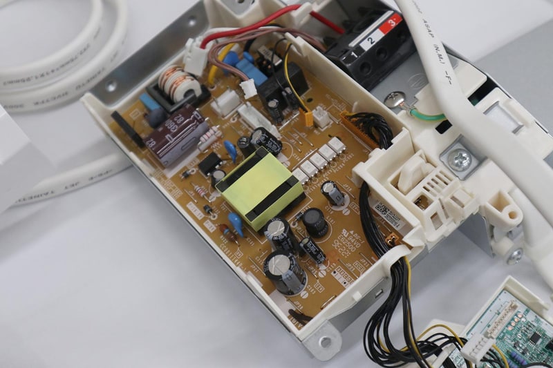 日本で製造しているだけでなく、エアコンの寿命を左右する茶色の電源回路は主要部品がすべて国産メーカー品。緑の制御回路も集積度が高く丁寧な作りになっている