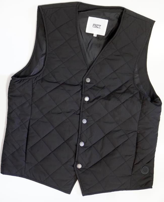 「キルティングビジネスヒートベスト」(公式通販サイト・アイリスプラザでは9,280円)。サイズは、S、M、L、XLの4種類。色は、グレー、ネイビー、ブラックが用意されている。写真はブラック