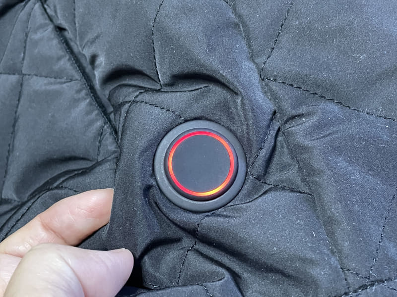 左裾のコントローラー。押す度に高温から低温へ(赤→紫→緑→白)と切り替わる