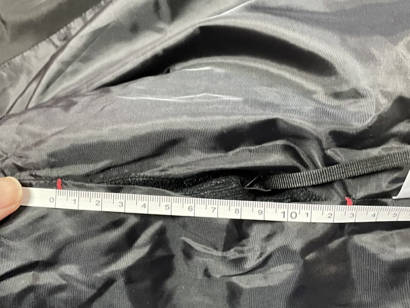 内側のバッテリーポケットの入り口は約13cm