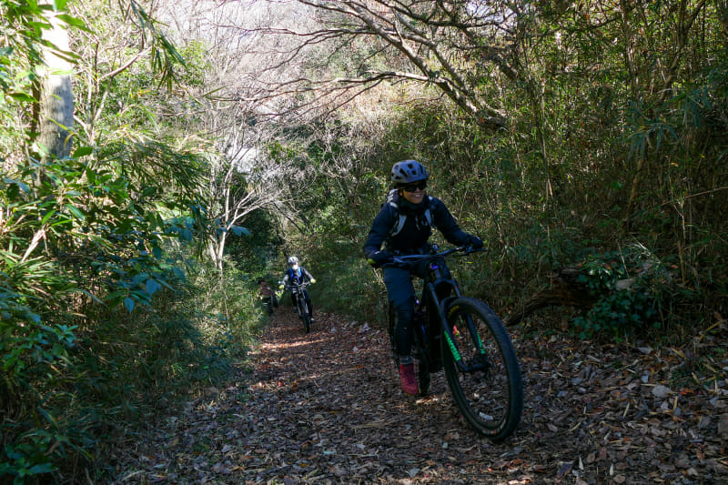でもe-MTBなら、話しながら笑いながら上れてしまいます。e-bikeの魅力を一番実感できるシーンかも