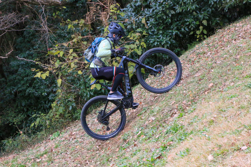 ご覧のとおりの角度ですが、e-MTBなら立ち漕ぎすることなくクリアできます