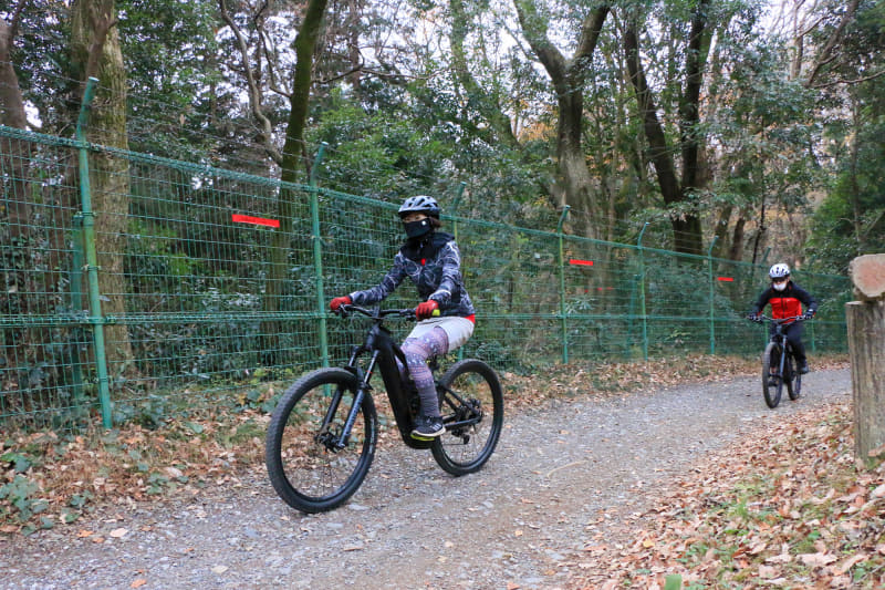 オフロード走行は初めてという人でも余裕を持って走れるのがe-MTBのいいところ
