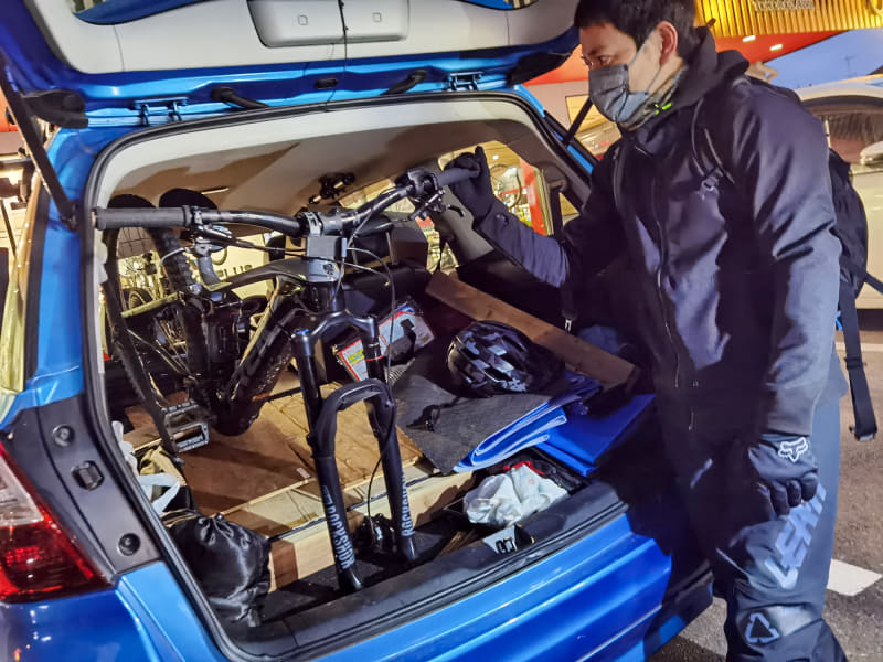 「Rail 9.7」オーナーの車載方法の実演も。さすが手慣れています