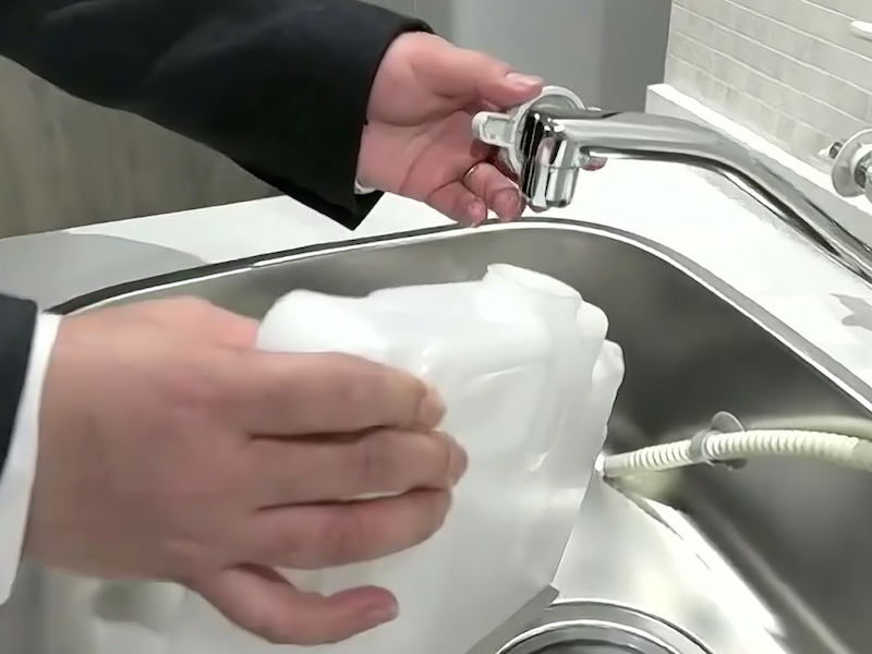 蛇口から給水タンクへ水を入れて、また本体にセットする