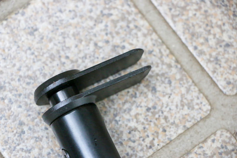 この部分をキャリパーに差し込み、ピストンを押し戻します。左右対称に押し戻せ、ローターやパッドを傷める心配がありません