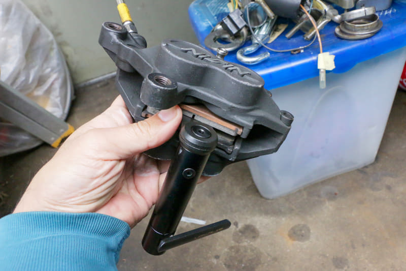 筆者はエンジン付きのバイクにも乗るので、そっちのブレーキキャリパーでも試してみました