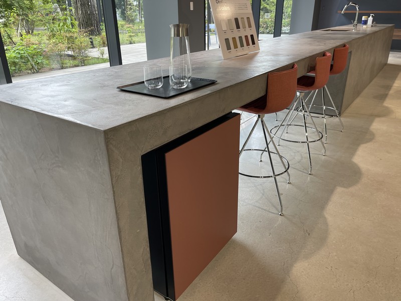 日立グローバルライフソリューションズ「Chiiil(チール)」(価格：76,780円)。カウンターの下に入れるとそこに冷蔵庫があるとは思えません