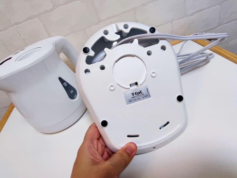 電源プレート裏にはコードの収納スペースが用意されている。コードの長さも調節できる