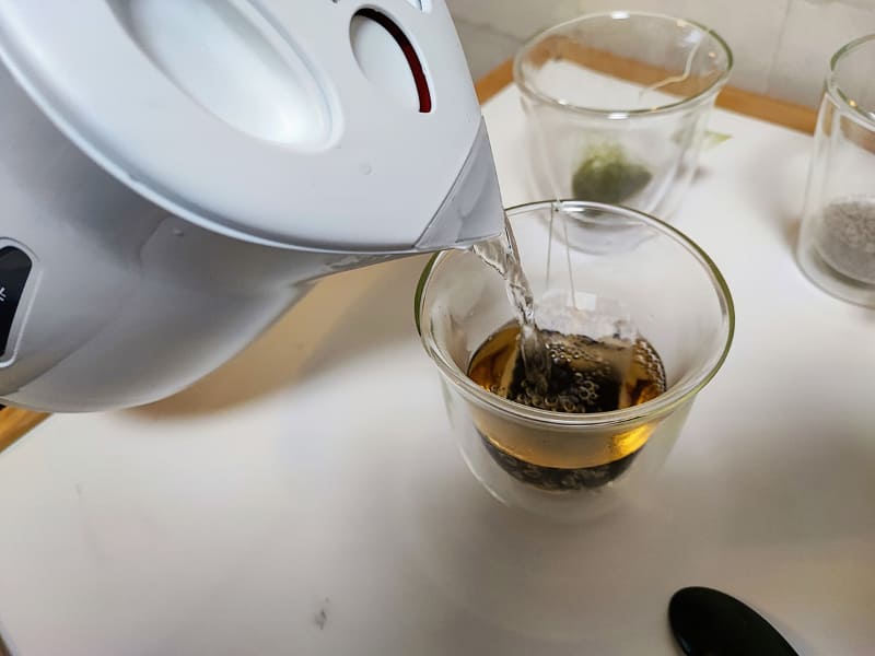 お湯の注ぎ口にはホコリカバーがついている。湯量も調整しやすい