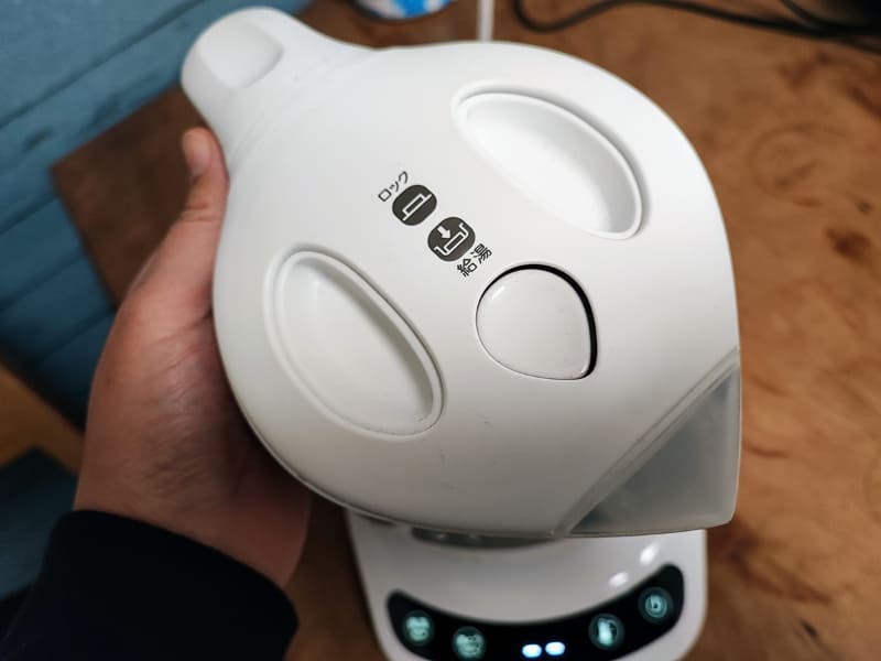 フタには「転倒お湯もれロック」がついています