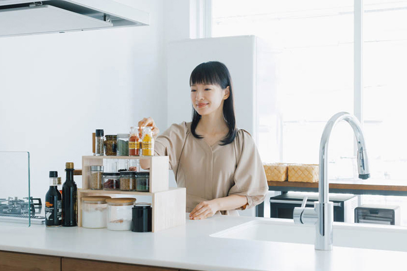 片づけコンサルタントの近藤麻理恵さんとコラボしたキッチンアイテムが登場