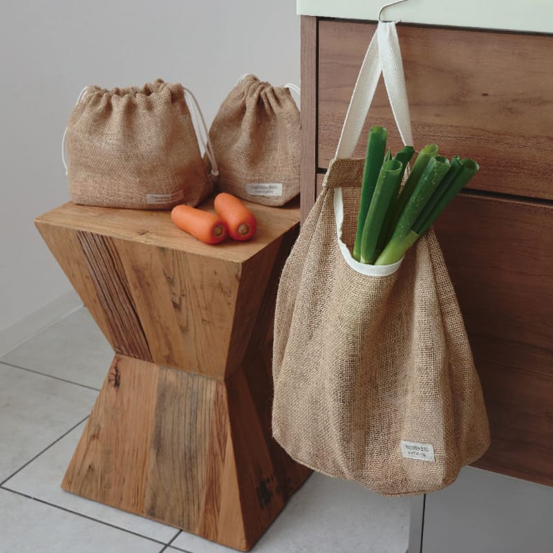 ベジタブル保管バッグ。左が巾着タイプ2枚セット、右が大容量タイプ