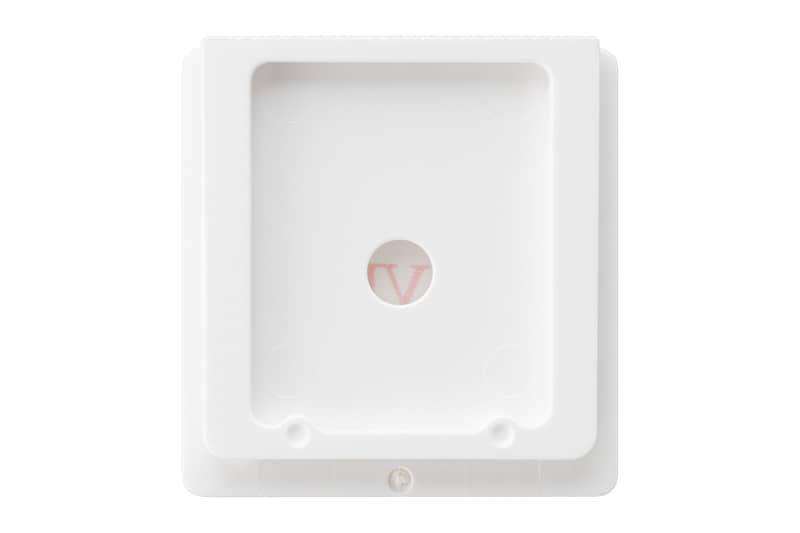 台座部分を先に貼り付けてから本体を装着する。台座は取り外す際にテープの剥がし剤を注入できる穴が中央に付いている