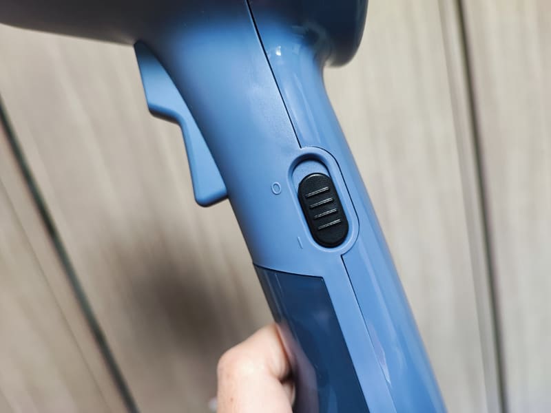 電源スイッチはハンドル部分に設けられている