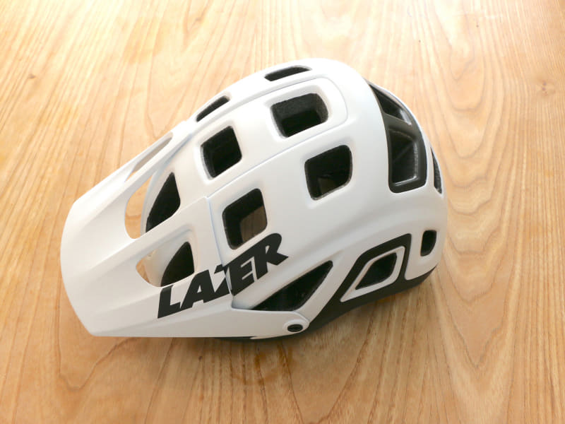 シマノの公式オンラインストア限定モデル「LAZER Impala」。価格は13,310円。重量は295g