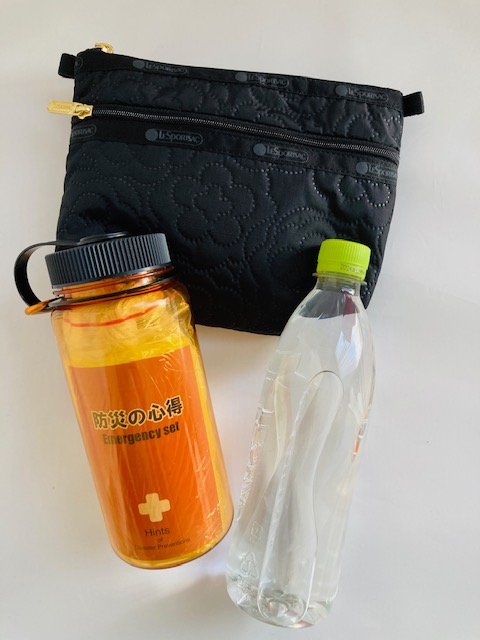 被災したときに家で過ごすのか避難所へ行くのかによって用意するものは変わります。外出時にもできる範囲で備えておくと安心です