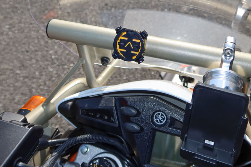 モーターサイクルのハンドル上部にパイプがあったので、そこにマウントを取り付けました