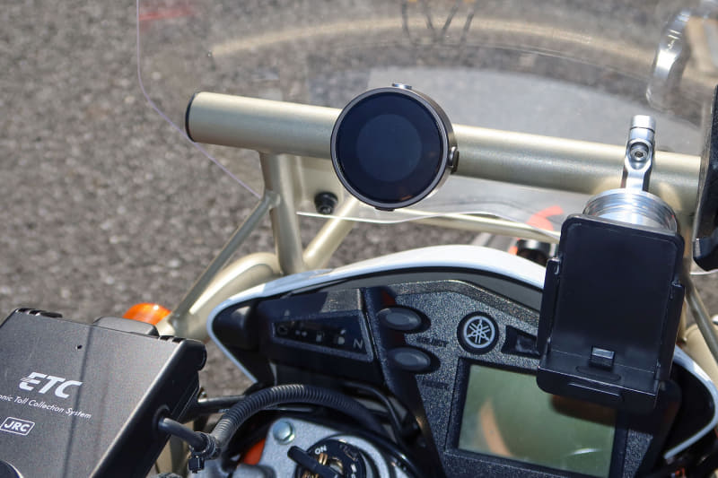 マウントにBeeline Moto本体を装着。本体をマウントに押し当てて45°回転させるだけで安定的に装着できます。着脱が容易なので、モーターサイクルから離れるときにBeeline Motoを外して携行するのも現実的です