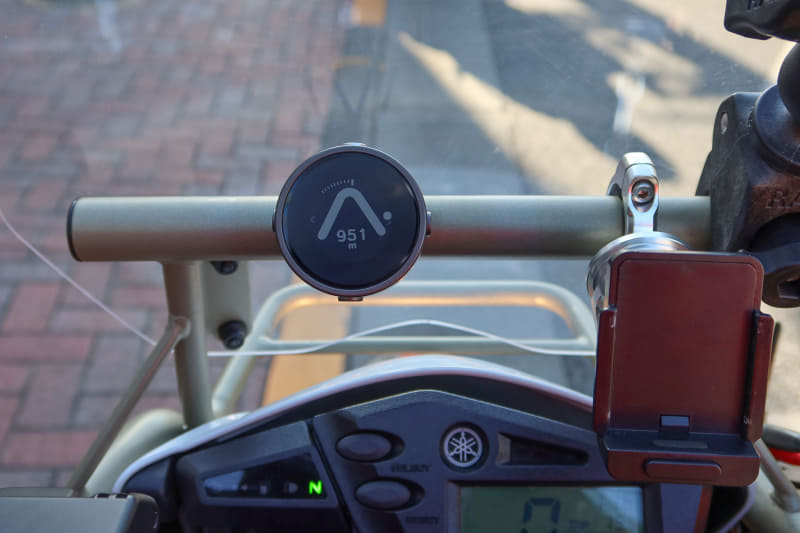 Beeline Motoのナビに従って、迷うことなく目的地に近づくと……。951m先でほぼ直角に右に曲がる? そんなトコあったっけ? と思ったら、目的地の青梅駅前で、まさに直角に右に曲がるのでした