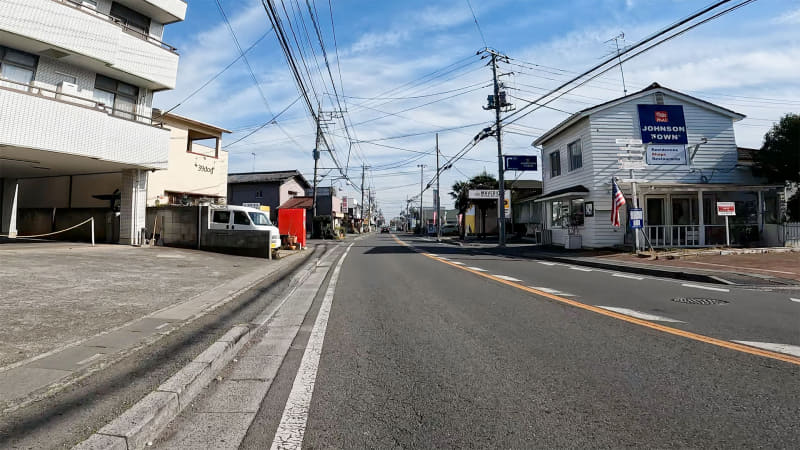 ナビ開始直後は「自転車であまり走りたくないルート」を案内されます。この日は空いてましたが、道も歩道も狭いところが多いので、自転車で走りやすいとは言い難い道です