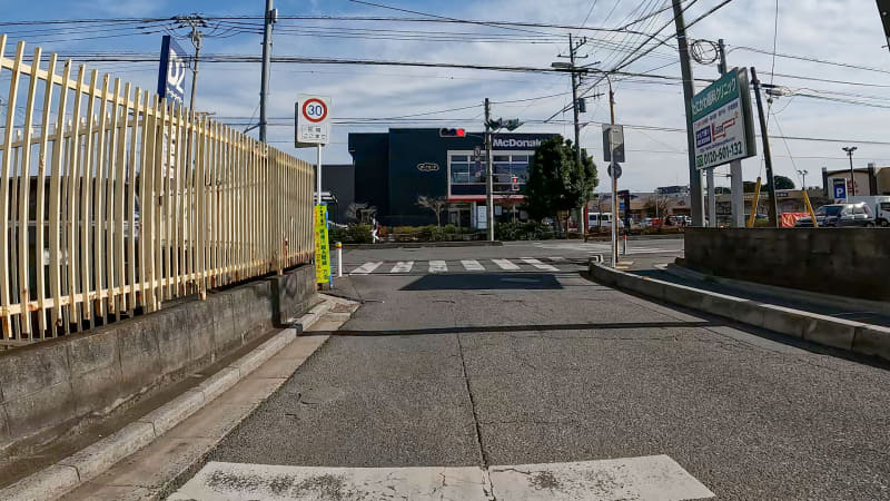 ここまで知らない住宅地の道でしたが、突然「あっココはあの交差点か!」というところに出ました。そして目の前が目的地のホームセンター