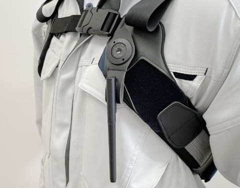 服のように軽く装着しやすい電源不要のアシストスーツ - 家電 Watch