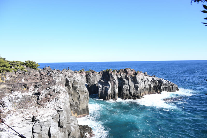 こちらも噴火した溶岩が海に流れ込み、ダイナミックな城ケ崎の地形を満喫できる「門脇崎」