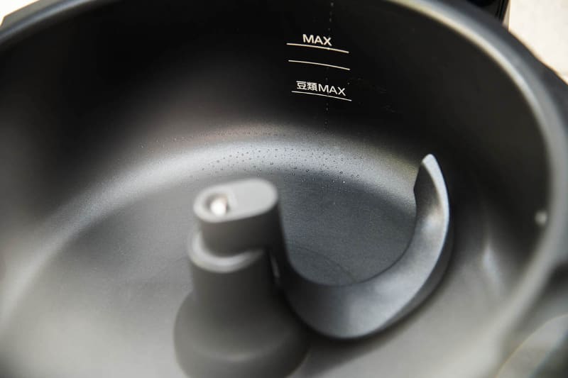 この製品の特徴である羽根は、鍋底で食材をかき混ぜて焦げ付きを防ぎます