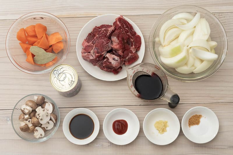 使用する材料を並べてみました。ビーフシチューは牛すね肉がいかにやわらかくなるかが見極めのポイントです